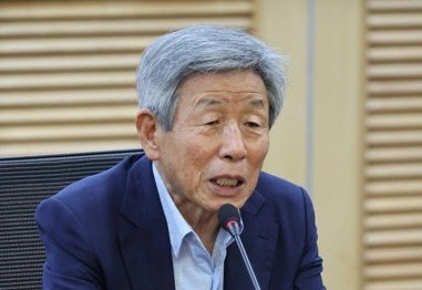 유인태 전 국회 사무총장이 새로운 질서 제1회 포럼에서 발언하고 있는 모습. [연합뉴스]